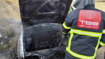 Adıyaman’ın Gölbaşı ilçesinde park halindeki bir otomobilde çıkan yangın paniğe