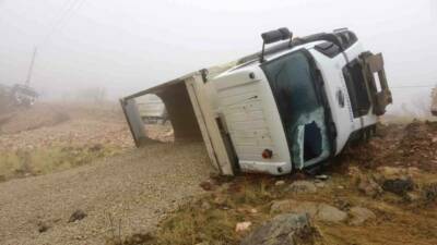 Adıyaman’da sürücüsünün direksiyon hakimiyetini kaybettiği hafriyat kamyonunun devrilmesi sonucu 1