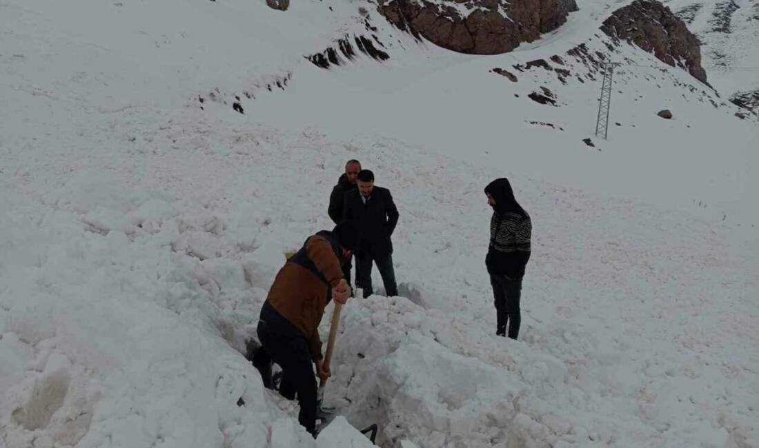 Şırnak’ta yol açma çalışmaları sırasında kepçe operatörünün yaralı kurtulduğu çığ