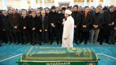 Şarkıcı ve yönetmen Mahsun Kırmızıgül’ün 89 yaşındaki annesi Faike Arık,