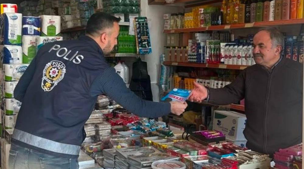 Besni'de, polis ekipleri, esnaf ve vatandaşları dolandırıcılık ve genel asayiş