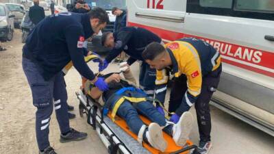 Adıyaman’da, sürücüsünün direksiyon hakimiyetini kaybettiği motosikletin park halindeki otomobile çarpması