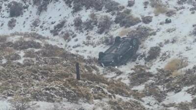 Adıyaman’da sürücüsünün direksiyon hakimiyetini kaybettiği otomobilin şarampole yuvarlanması sonucu 2