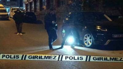 Park halindeki bir otomobil kimliği belirsiz kişiler tarafından kurşunlandı.