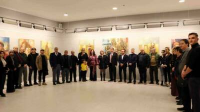 Ressam Gül Öztürkmen Demir, yağlı boya ve akrilik tekniklerle yaptığı,