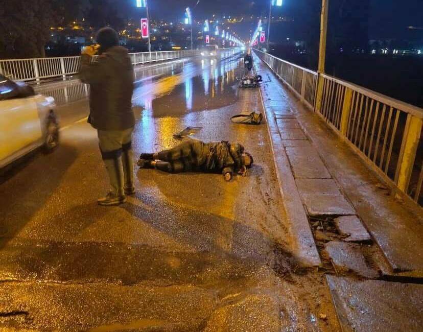 Şanlıurfa’nın Birecik ilçesinde bir otomobilin çarptığı motosikletteki kadın ve erkek