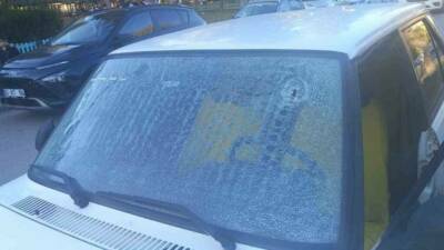 Şanlıurfa'nın Birecik ilçesinde seyir halindeki bir otomobilin camını delerek içeri