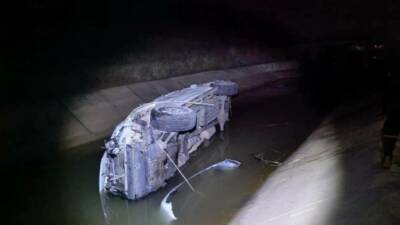 Diyarbakır’ın Bismil ilçesinde kontrolden çıkarak su kanalına düşen otomobilin sürücüsü