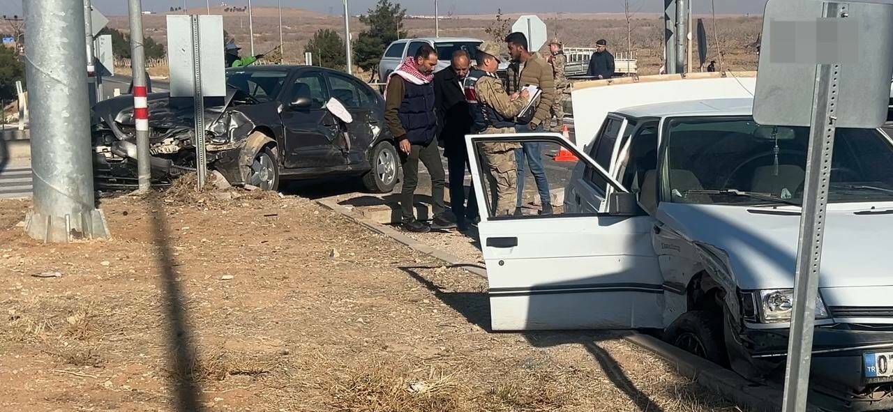 Şanlıurfa’nın Ceylanpınar ilçesinde, Suriye’ye dönüş yolunda olan mültecileri taşıyan bir