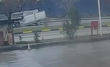 Gaziantep’in Oğuzeli ilçesinde meydana gelen trafik kazasında, tıra arkadan çarpan