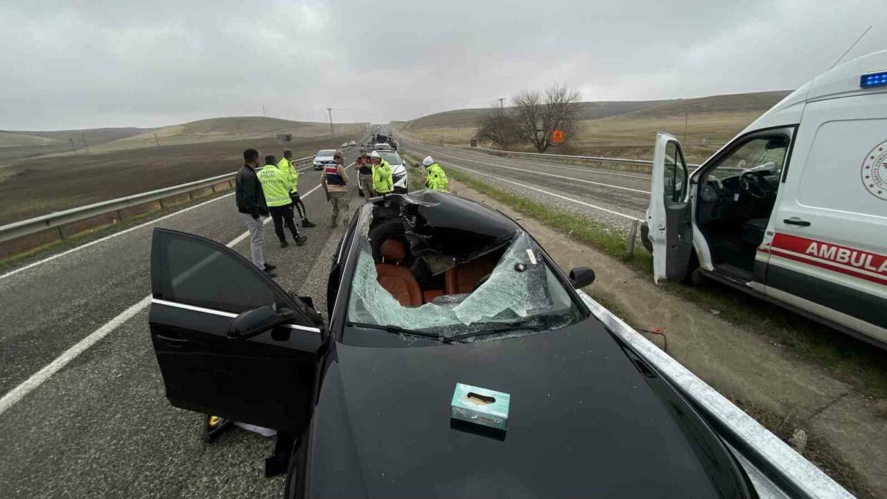 Diyarbakır'da, seyir halindeki bir tırdan fırlayan tekerin otomobilin tavanına düşmesi