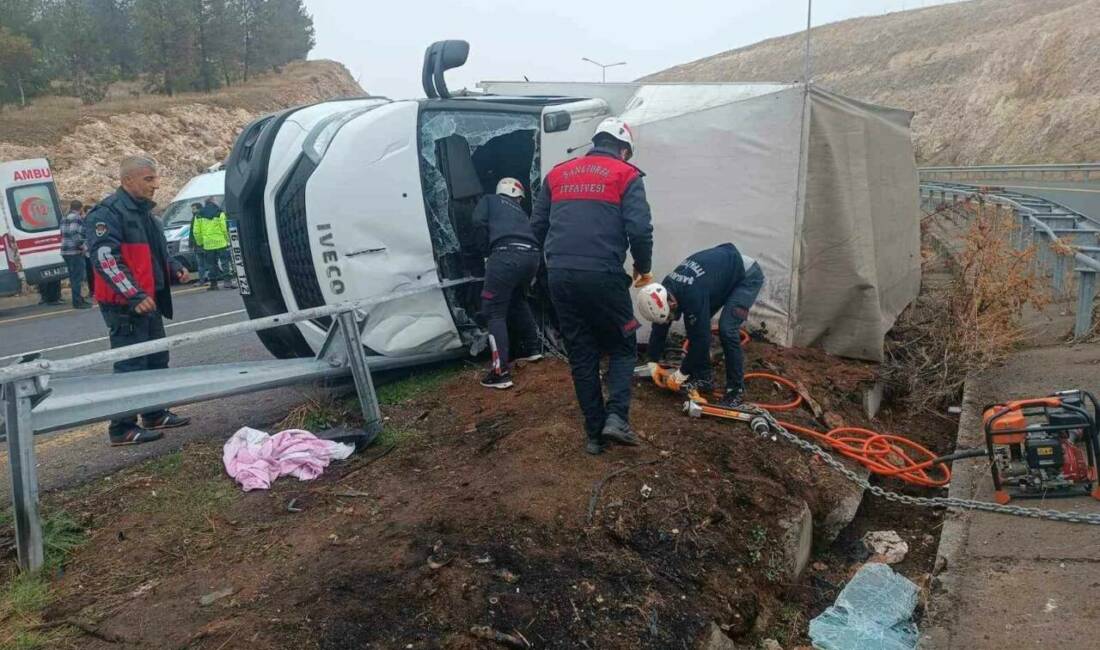 Şanlıurfa’da sürücüsünün direksiyon hakimiyetini kaybettiği kamyonet virajı alamayarak devrildi. Kazada