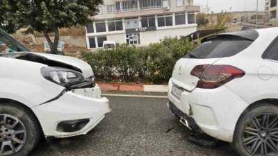 Mevsimin şartları nedeniyle yoğun sis, trafikte kazaya yol açtı.