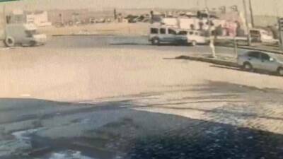 Gaziantep’in Nizip ilçesinde kavşağa kontrolsüz giren otomobile hafif ticari aracın