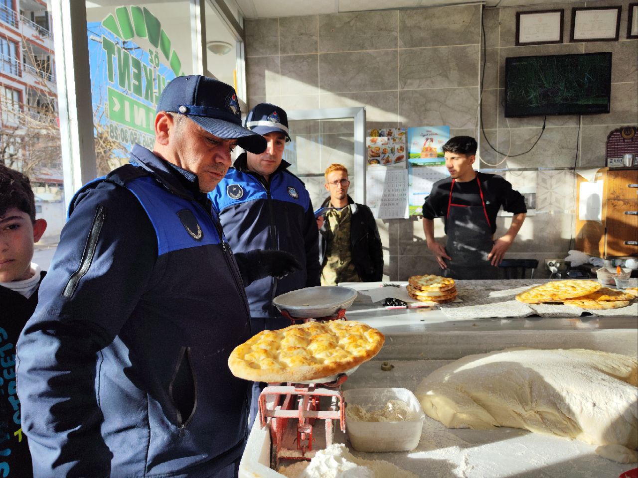 Adıyaman Belediyesi Zabıta Müdürlüğü ekipleri, kent genelinde vatandaşların sağlıklı ve