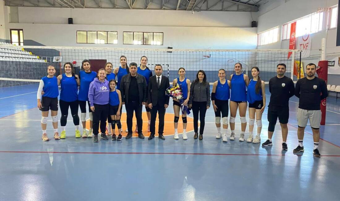 Besni Kaymakamı Çağlar Partal Besni Kadın Voleybol Takımı’nın antrenmanını ziyaret