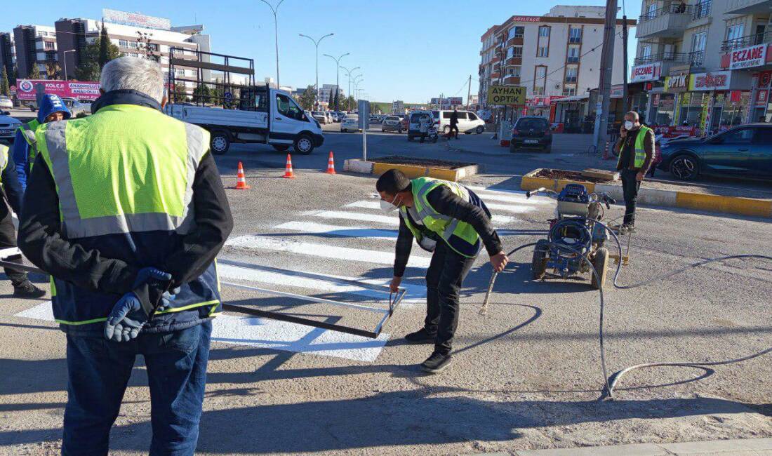 Adıyaman Belediyesi, kent genelinde trafiğin yoğun olduğu bölgelerde yayaların güvenliğini