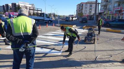 Adıyaman Belediyesi, kent genelinde trafiğin yoğun olduğu bölgelerde yayaların güvenliğini
