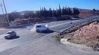 Adıyaman’ın Gölbaşı ilçesinde iki aracın çarpışma anları kameralara yansıdı. Dikkatsizlikten