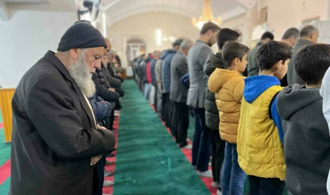 Adıyaman’da Regaip Kandili dolayısıyla camilere akın eden vatandaşlar namaz kılıp