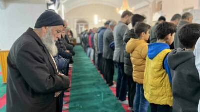 Adıyaman’da Regaip Kandili dolayısıyla camilere akın eden vatandaşlar namaz kılıp