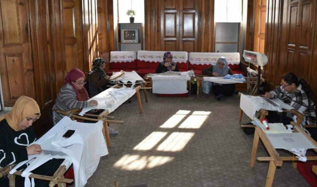 Gaziantep Şahinbey Belediyesinin açtığı kurslarda “Antep işi” nakış sanatını öğrenen