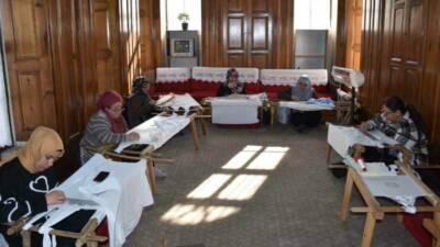 Gaziantep Şahinbey Belediyesinin açtığı kurslarda “Antep işi” nakış sanatını öğrenen