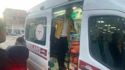 Adıyaman’da bacağına demir çubuk saplanan çocuk, yaralanarak hastaneye kaldırıldı.