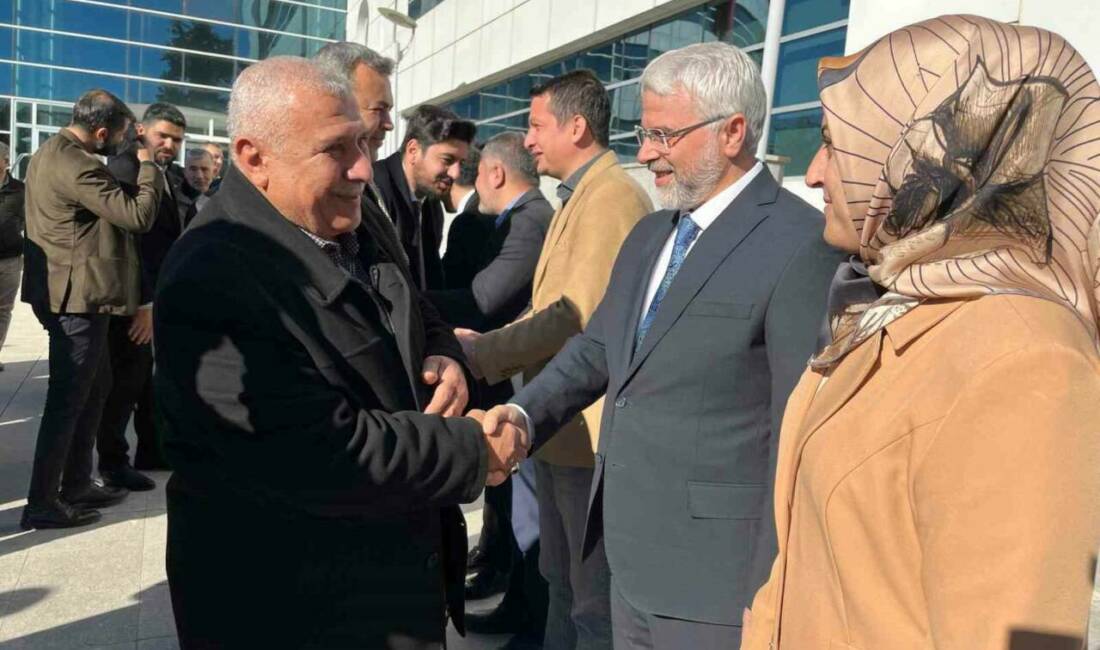 AK Parti Adıyaman İl Başkanı Faruk Bülent Kablan mazbatasını aldı.