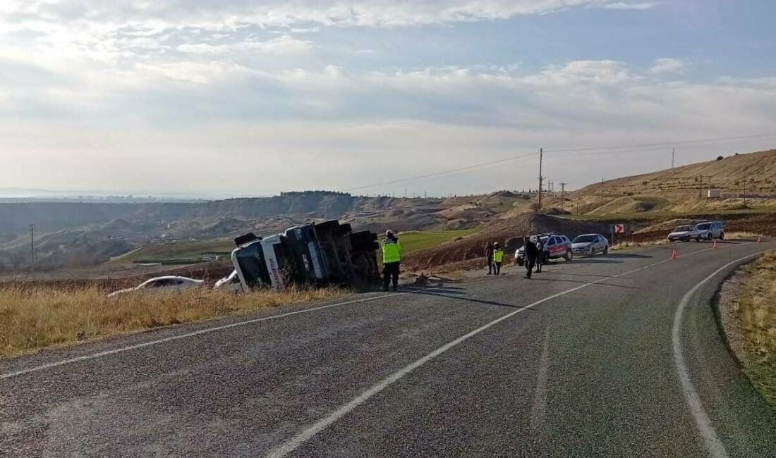 Adıyaman’da, sürücüsünün direksiyon hakimiyetin kaybettiği beton mikseri devrildi.