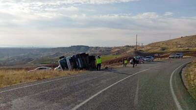 Adıyaman’da, sürücüsünün direksiyon hakimiyetin kaybettiği beton mikseri devrildi.