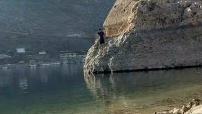 Diyarbakır’ın Eğil ilçesinde bir dağcı, dondurucu havaya aldırış etmeden baraj