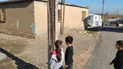 Diyarbakır’ın Silvan ilçesinde Dicle Elektrik’e ait beton direkteki demirlerin ortaya