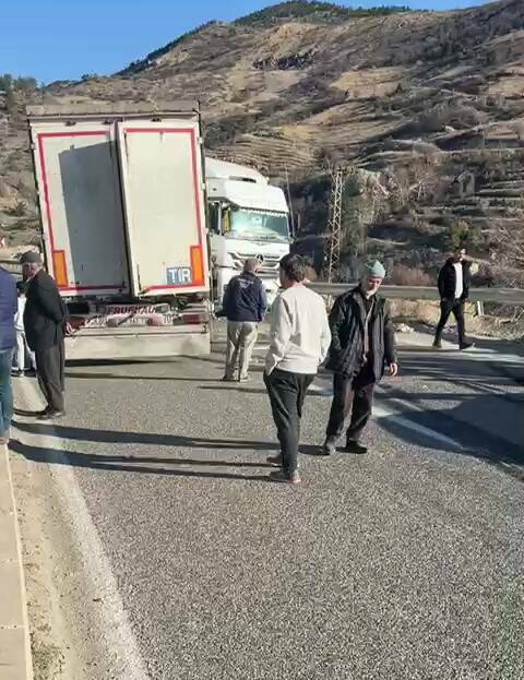 Adıyaman Gölbaşı-Malatya karayolunda direksiyonu kitlendikten sonra arızalanan tırın yolu kapatması