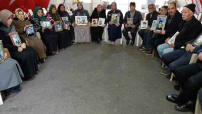Diyarbakır anneleri, evlatlarına ’teslim ol’ çağrısında bulundu. Anneler, ’Terörsüz Türkiye’