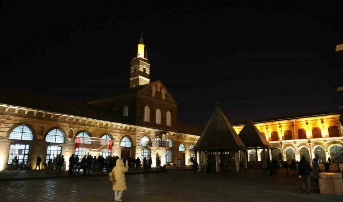 Diyarbakır’da vatandaşlar Regaip Kandilini tarihi Ulu Camii’nde eda etti.