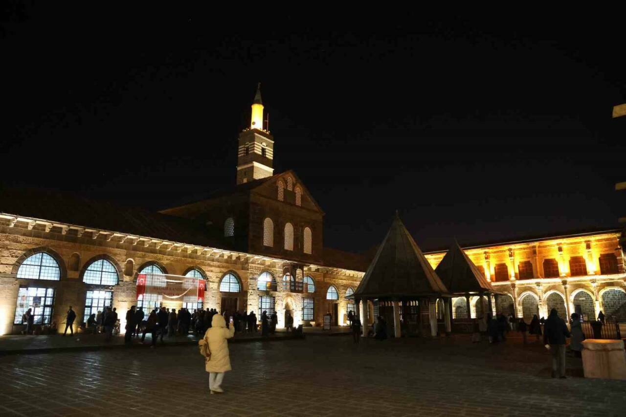 Diyarbakır’da vatandaşlar Regaip Kandilini tarihi Ulu Camii’nde eda etti.