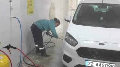 Siirt’te bir grup ev hanımı, kooperatif kurarak oto yıkama hizmeti