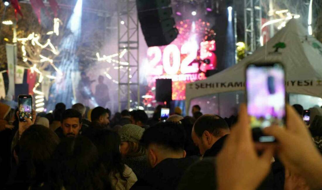 Gaziantep’te vatandaşlar yeni yılı büyük bir coşkuyla karşıladı. Şehir merkezinde