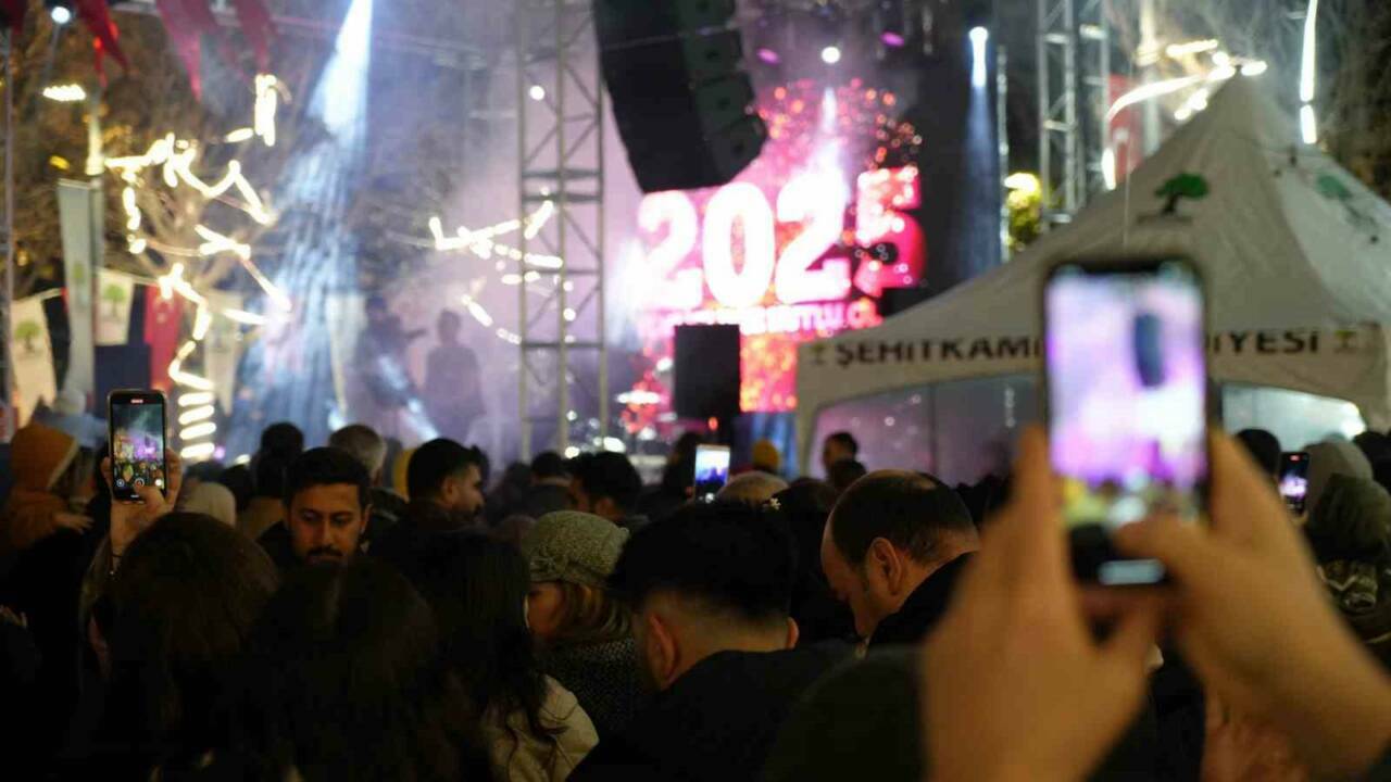 Gaziantep’te vatandaşlar yeni yılı büyük bir coşkuyla karşıladı. Şehir merkezinde