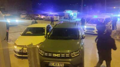 Adıyaman’ın Gölbaşı ilçesinde 2 otomobilin çarpışması sonucu 1 kişi yaralandı.