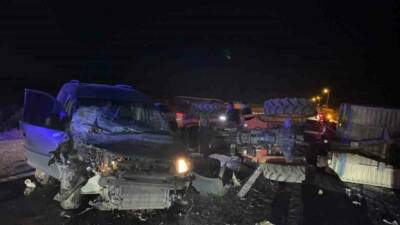 Şanlıurfa’nın Birecik ilçesinde hafif ticari aracın çarpması sonucu devrilen traktördeki