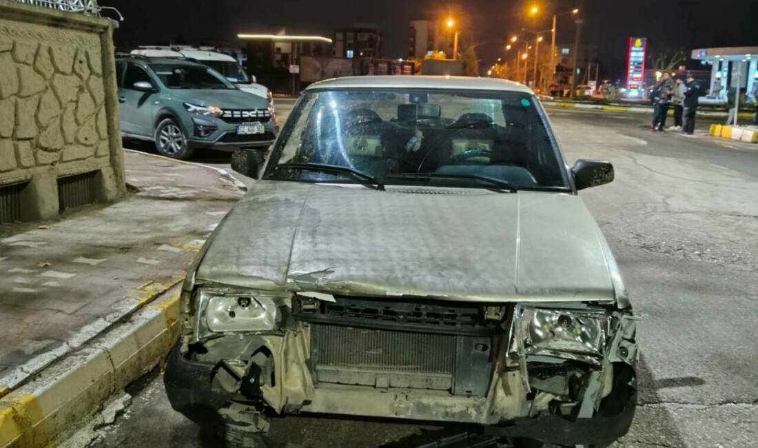 Adıyaman’da iki otomobilin çarpışması sonucu meydana gelen kazada 4 kişi