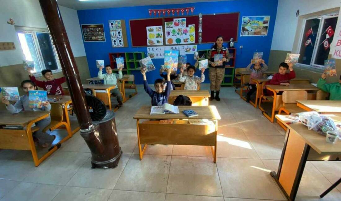 Gaziantep’te jandarma ekiplerince ilkokullardaki 185 öğrenciye okul güvenliği eğitimi verildi.