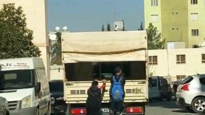 Mardin’in Kızıltepe ilçesinde iki çocuk, seyir haldeki kamyonetin arkasına asılarak