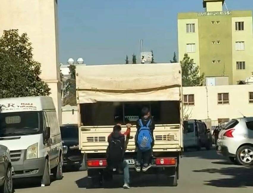 Mardin’in Kızıltepe ilçesinde iki çocuk, seyir haldeki kamyonetin arkasına asılarak