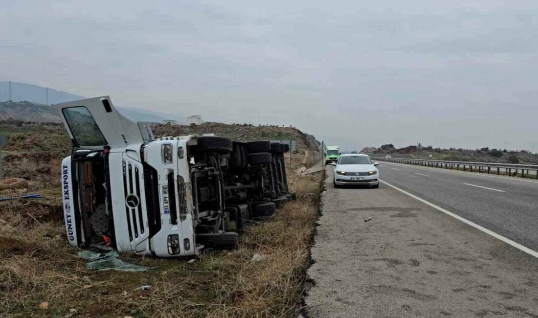 Gaziantep’te seyir halindeki bitkisel yağ dolu tanker sürücüsü yolda hakimiyetini