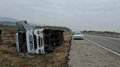 Gaziantep’te seyir halindeki bitkisel yağ dolu tanker sürücüsü yolda hakimiyetini