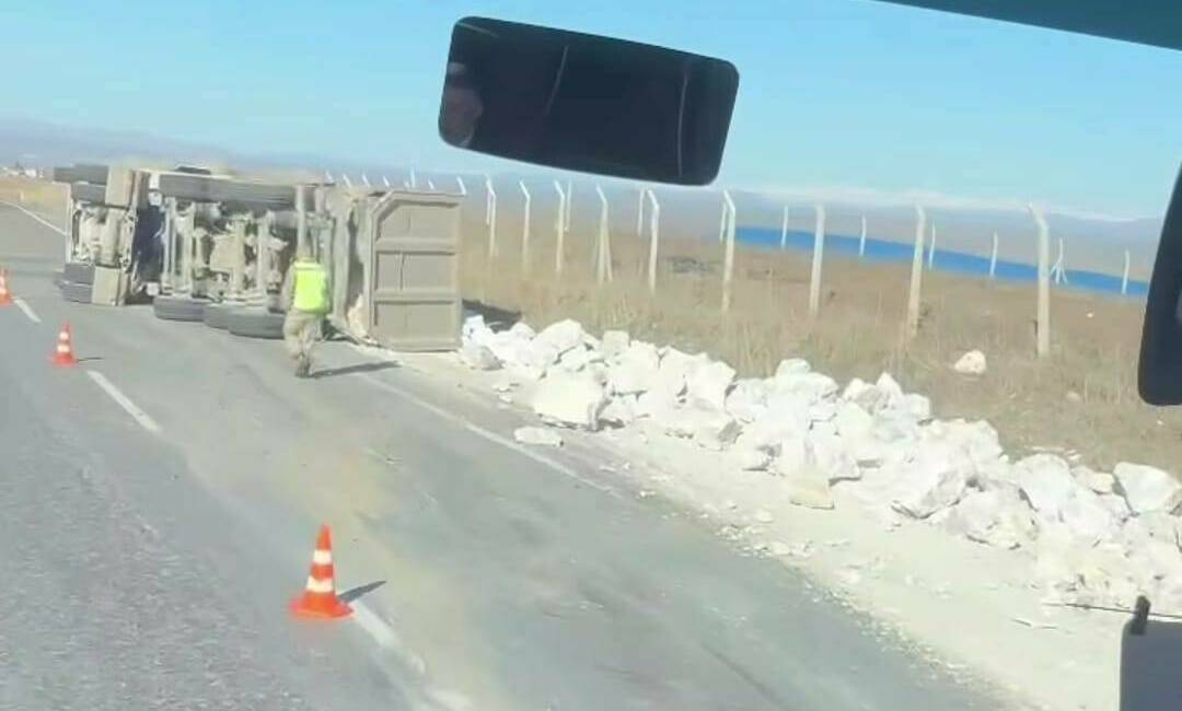 Siirt’in Kurtalan ilçesinde hafriyat kamyonunun devrildiği kazada sürücü hafif yaralandı.