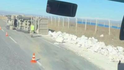 Siirt’in Kurtalan ilçesinde hafriyat kamyonunun devrildiği kazada sürücü hafif yaralandı.
